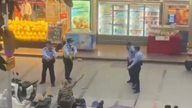 网传老翁广州街头持刀与警对峙  遭开三枪击毙