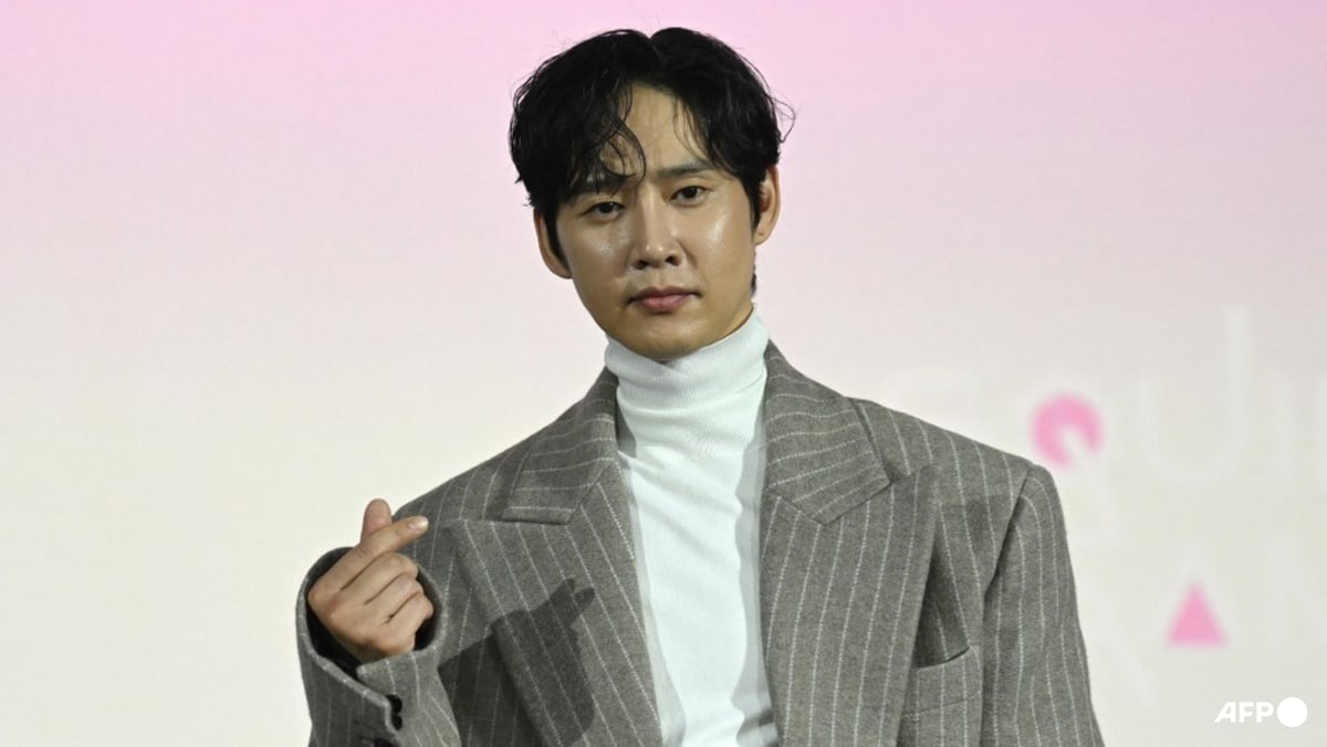 Squid Game star Park Sung-hoon apologises for posting cover of Japanese adult video on Instagram - CNA Lifestyle