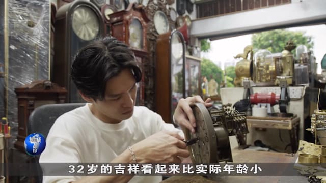 狮城有约 | 年轻匠人子承父业 用光阴为钟表续命