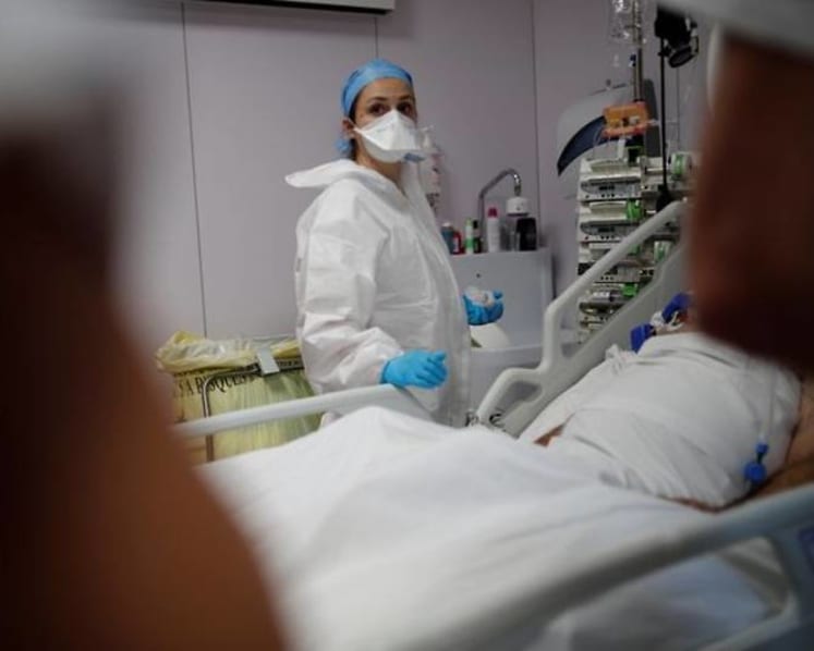 France sees drop in COVID-19 hospitalisations