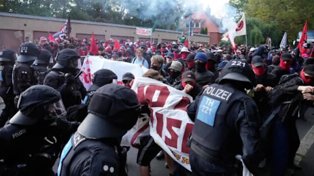 德国上万名示威者走上埃尔福特市 抗议选择党全国大会