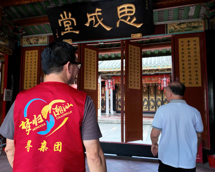 Volunteer group leader Zeng Jianpeng at Li Clan Ancestral Hall in Shantou on Jul 15, tracing clues for a Singaporean seeking his ancestral roots. (Photo: CNA/Hu Chushi)