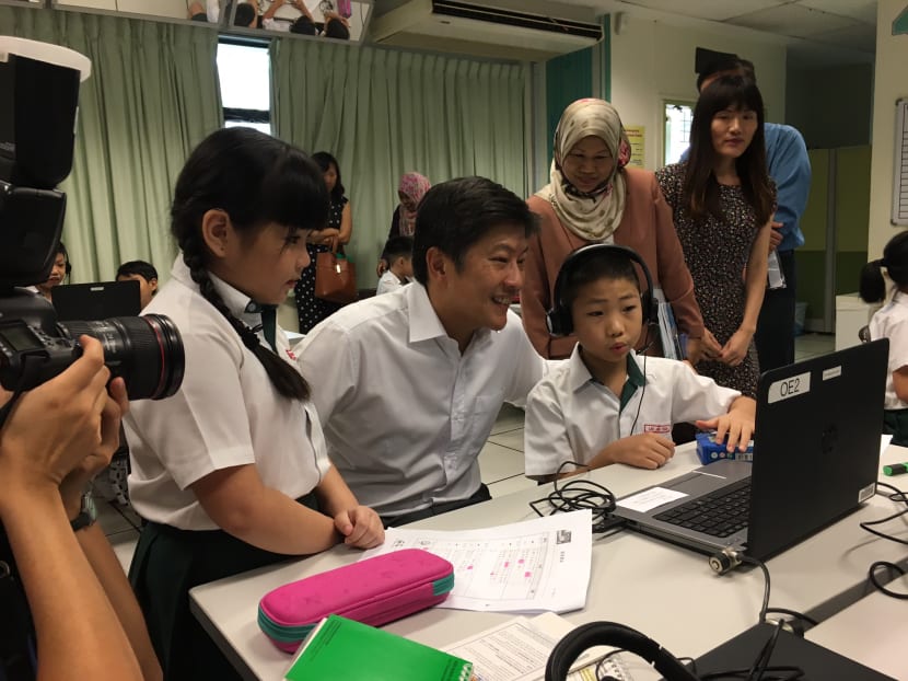 Minister for Education (Schools) Ng Chee Meng (centre) with two Princess Elizabeth Primary School students at a Chinese language class on Jan 3. Photo: Alfred Chua/TODAY