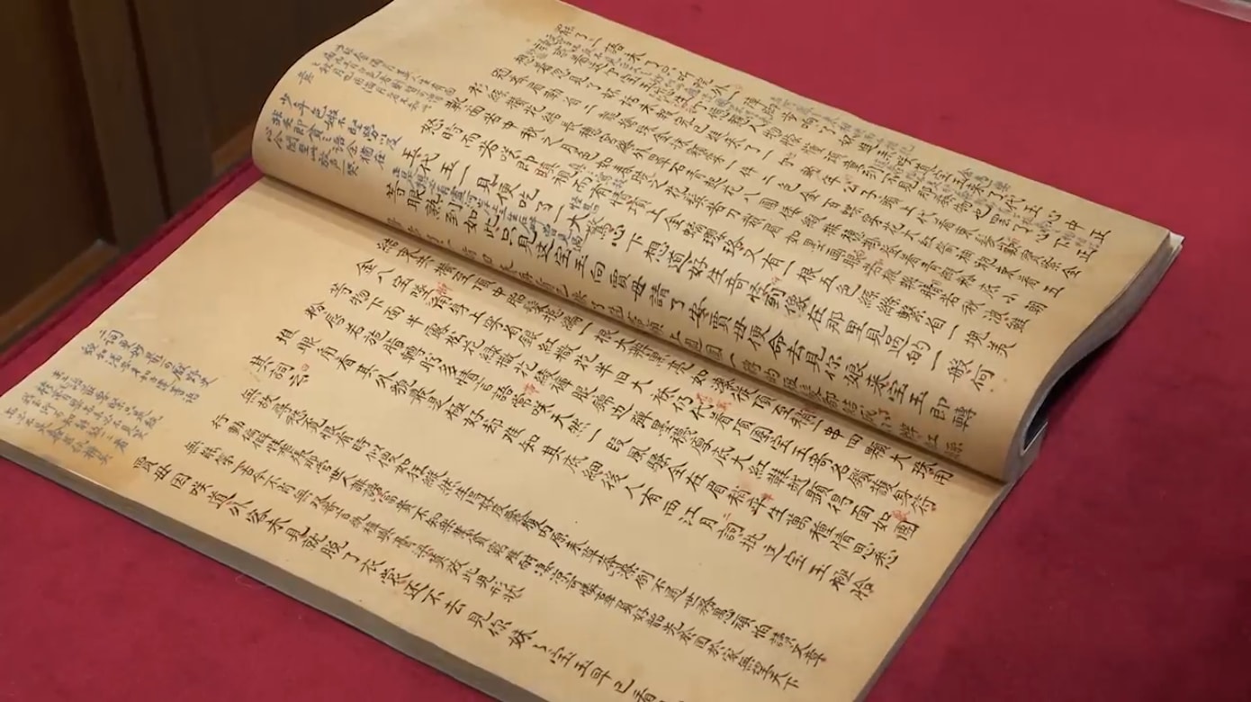 《红楼梦》早期手抄本。（图：CNA）