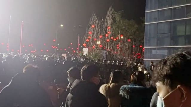 重庆核酸企业大裁员 员工群起抗议与警冲突