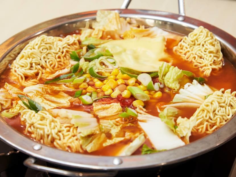 Ex-Ch 8 Stars Cassandra See And Tang Miaoling Now Run A Kopitiam Stall: "People Took Pics Of Us Scrubbing The Floor"