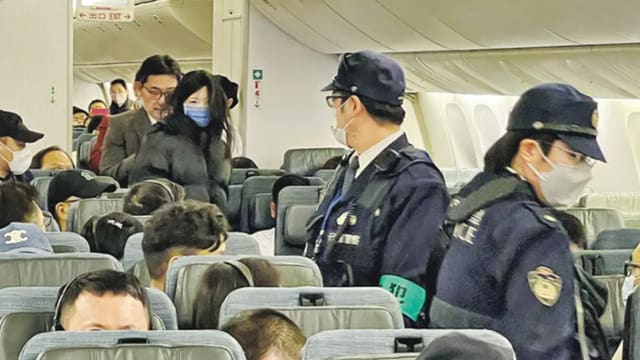女子无登机证离奇登机狂换座位 所有乘客须下机安检