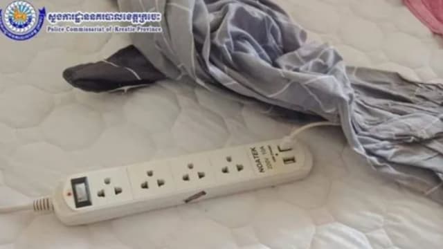 洗完澡躺床上滑手机 柬少女陈尸充电器旁