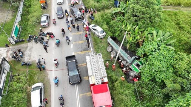 马国罗厘失控连环撞四车 酿两死一伤