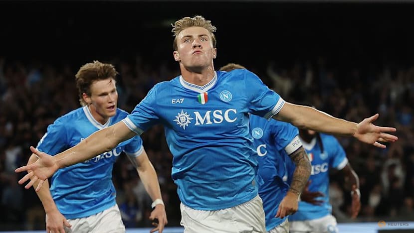 Napoli move top with battling 2-1 win over Genoa