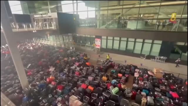 系统出问题且地勤人员应接不暇 英国机场旅客行李箱堆积如海