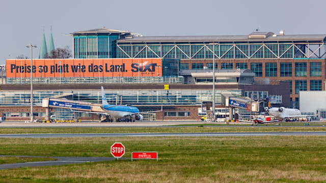 德国不来梅机场发现不明无人机 暂停航班起降近一小时