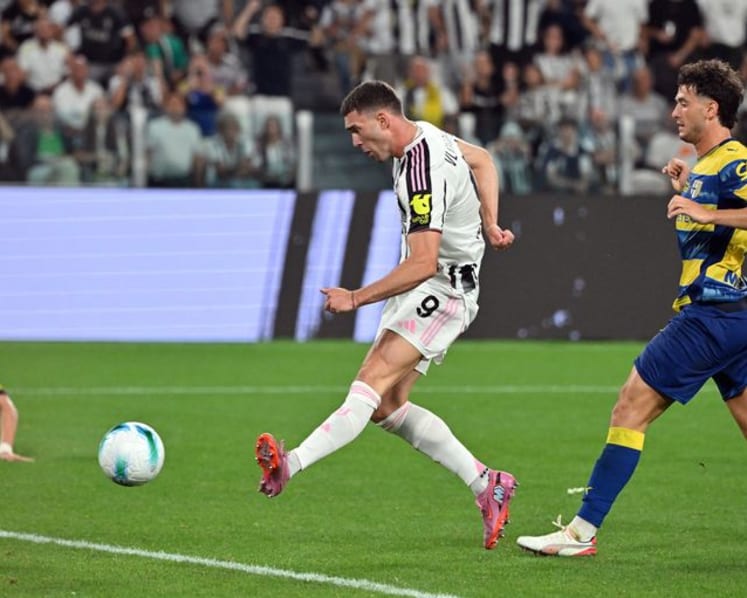 David and Vlahovic on target as Juve launch Serie A campaign with win