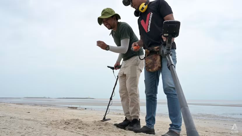 'Kalau dengar suara, gali saja': Menggali cuan dari hobi berburu logam di Malaysia