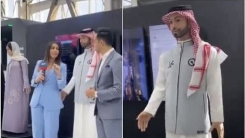 Robot lelaki pertama Saudi cetus kontroversi kerana sentuh wartawan wanita
