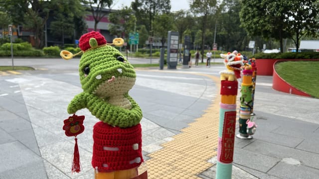 年味钩针饰品重返纬壹科技城 吸引民众驻足打卡