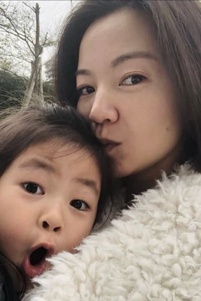 被2岁女儿上了一课，阿雅戒滑手机！