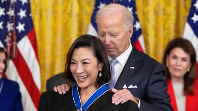 杨紫琼获颁荣誉勋章　Joe Biden竟把她叫成“Michael Yeoh”！