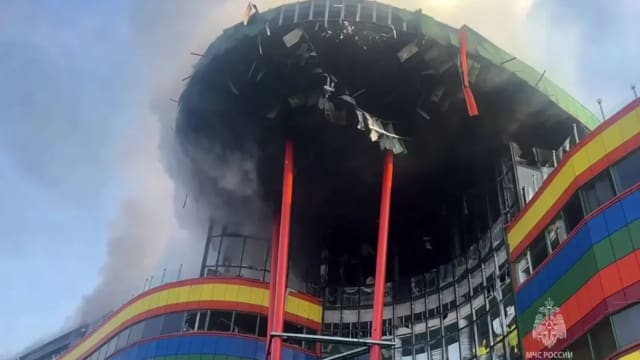 俄罗斯一座购物中心疑气体爆炸后大火 一名女清洁工死亡