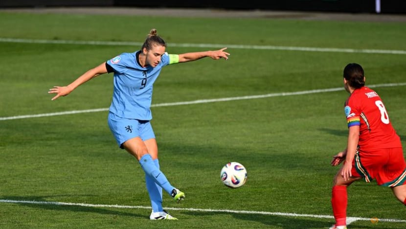 Relationships under strain as Dutch take on England