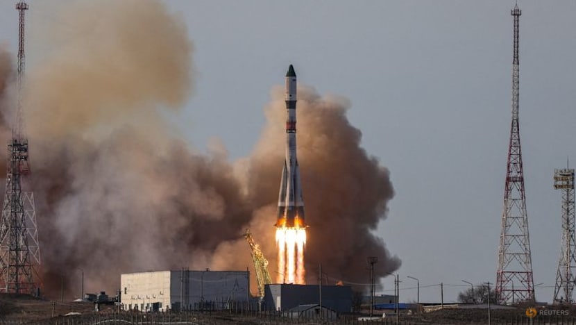 Russian space craft antenna problem forces manual docking with ISS