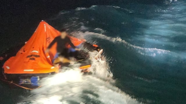 韩国一大型拖网渔船倾覆 酿三死七失踪