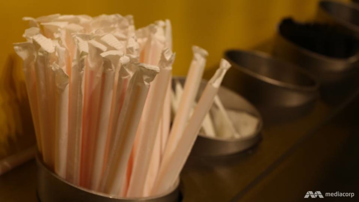 Trump slams paper straws, vows ‘back to plastic’ Trump slams paper straws, vows ‘back to plastic’
