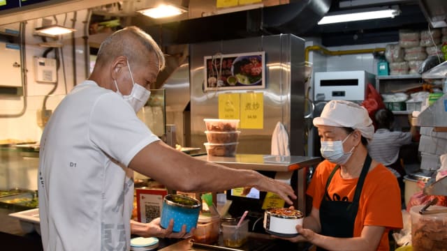 越来越多人外带食物或饮料 选择用自备容器或水瓶