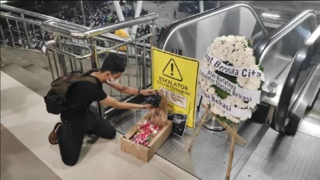 电动扶梯故障百日无人修 印尼民众立碑“哀悼”