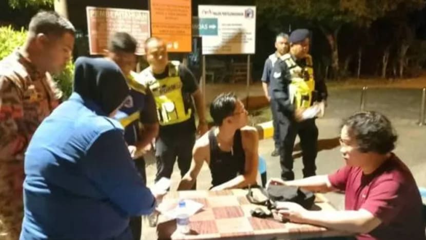 Bomba Malaysia selamatkan 2 warga SG sesat di Gunung Machinchang Bomba Malaysia selamatkan 2 warga SG sesat di Gunung Machinchang