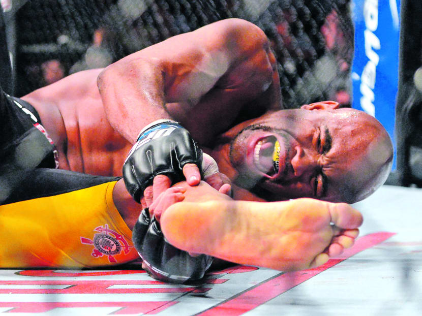 MMA fighter Silva snaps leg while challenging for title
