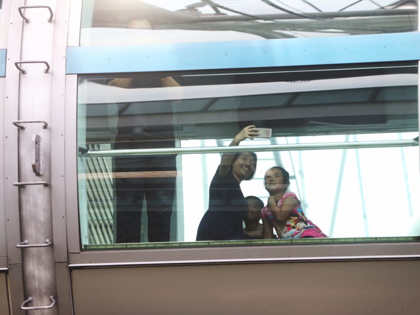 Patrons enjoying the Singapore Flyer on Sunday (April 1). Photo: Ooi Boon Keong/TODAY
