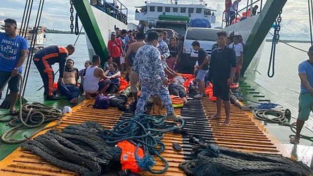 菲律宾渡轮靠岸前起火 七人死亡