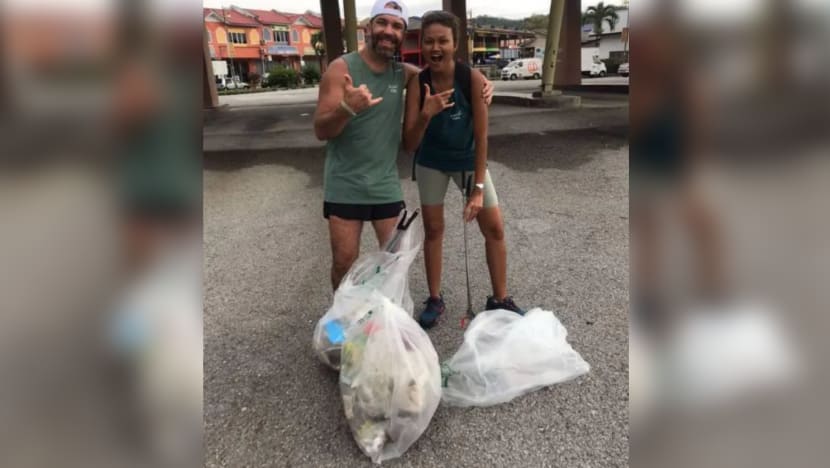Pasangan ini berjalan 500km, kutip 400kg sampah dalam 21 hari Pasangan ini berjalan 500km, kutip 400kg sampah dalam 21 hari