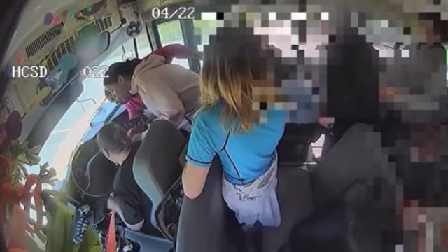 美国校车司机驾驶中突昏迷 五学生合力救车脱险