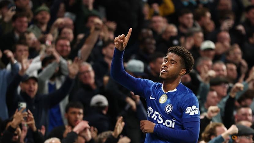 United sign Brazil midfielder Santos from Chelsea