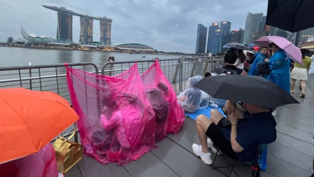 【直播】雨天阻不了公众跨年兴致 滨海湾下午已有多人聚集