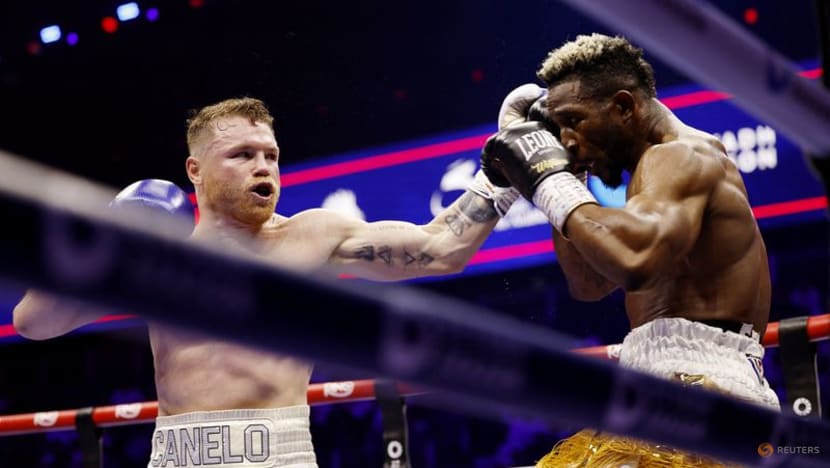 Alvarez outpoints Scull to reclaim undisputed super middleweight championship