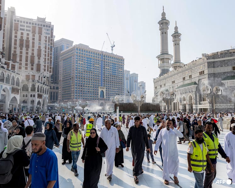 Saudi civil defence issues brief danger warning for Mecca city