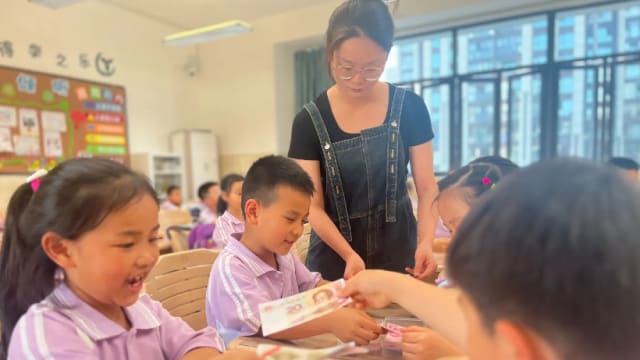 “钱不就在手机里吗？” 中国越来越多小孩不认识现金