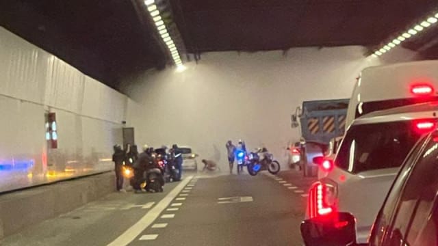 KPE隧道汽车起火 造成交通阻塞
