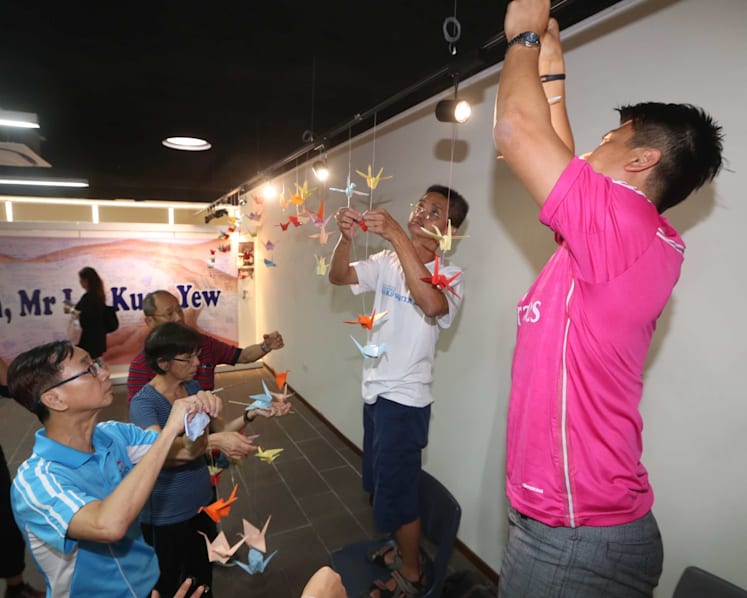 PM Lee meets with well-wishers at Tanjong Pager CC; pens get-well note for Mr Lee Kuan Yew
