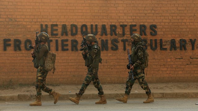 巴基斯坦西北部警车遭炸弹袭击并被扫射 五名警员殉职