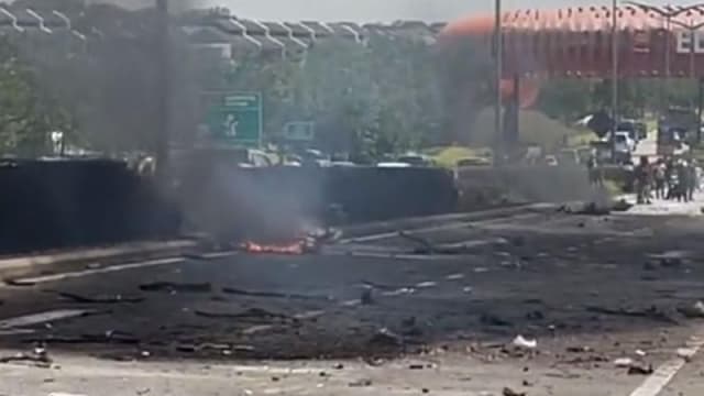 一架小型飞机坠毁马国大道 死亡人数增至十人