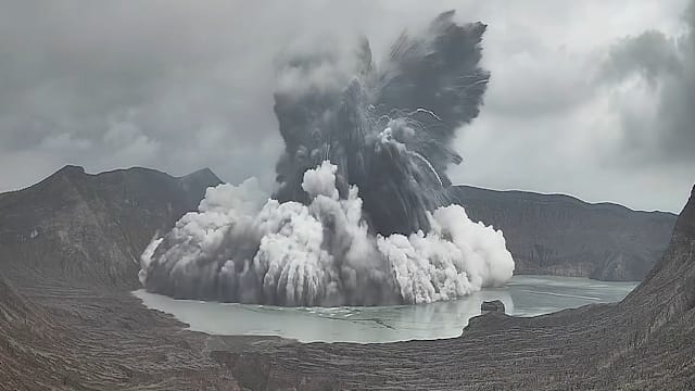 塔尔火山发生数次岩浆喷发 火山湖水沸腾场面壮观