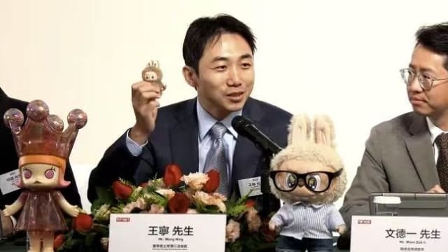 迷你版Labubu来了，还能挂在手机上超萌随行！