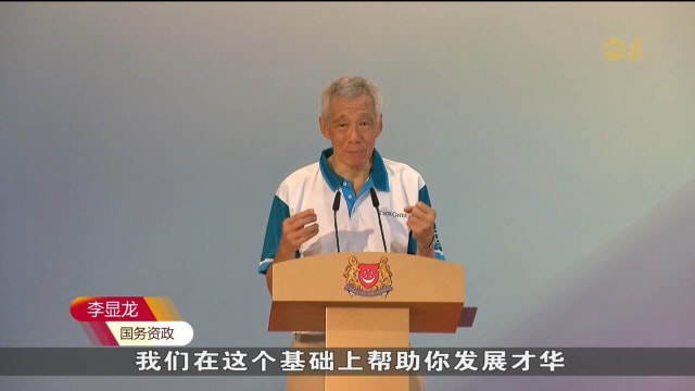 李显龙首次以国务资政身份 出席社区活动