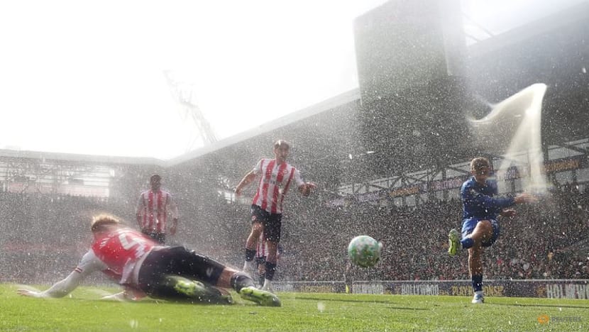 Stuttering Arsenal given title jolt, Liverpool end losing run