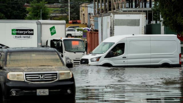 美国纽约州和新泽西州遭暴风雨侵袭 两人身亡