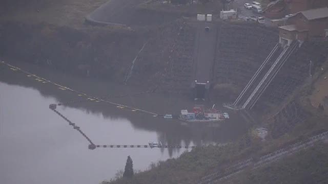 日本工人清理水坝浮木 连人带船被吸进排水口